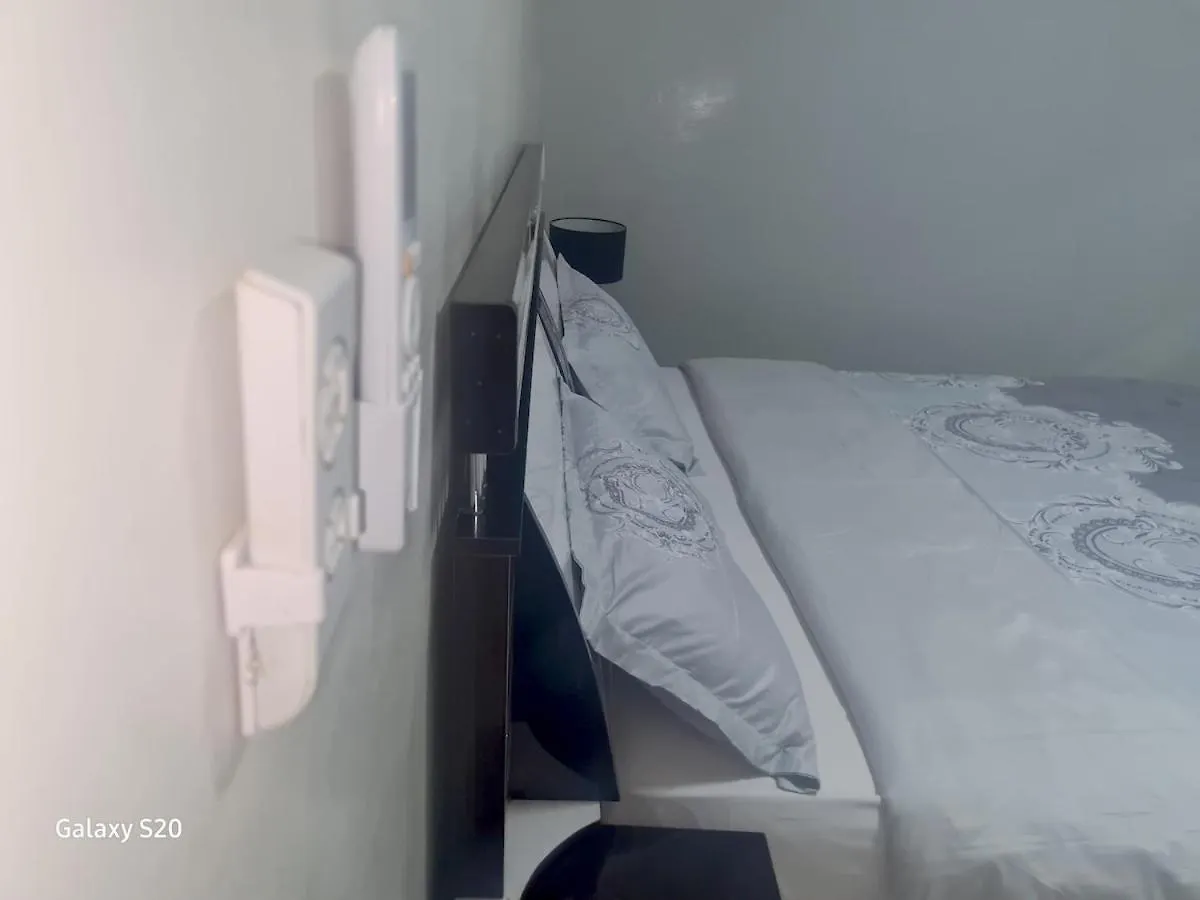 Chambre Et Salon Climatises A Dakar - Proche De La Mer Apartment