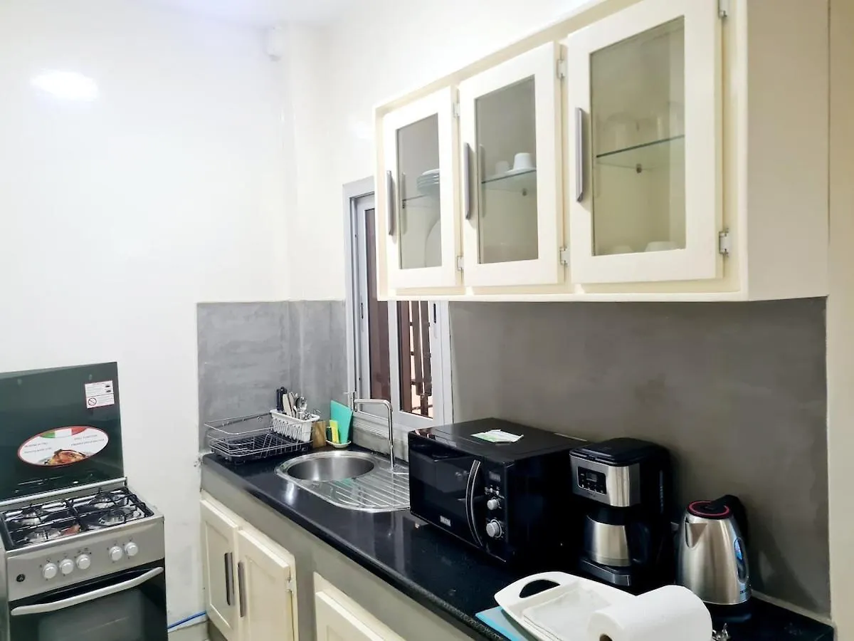 Chambre Et Salon Climatises A Dakar - Proche De La Mer Apartment